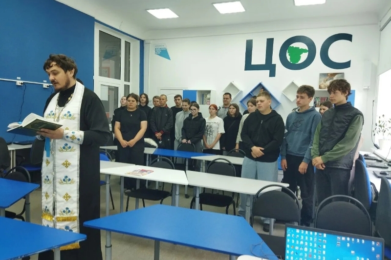 Настоятель Покровского храма села Поповка благословил школьников перед сдачей экзаменов