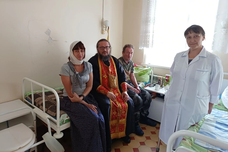 Настоятель храма во имя святой Параскевы Пятницы села Кривоносова поздравил медработников с профессиональным праздником