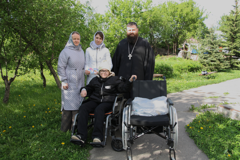 Благочинный Каменского церковного округа передал инвалидную коляску и денежные средства семье Яицких