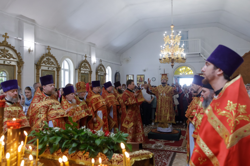 Преосвященнейший епископ Дионисий совершил Божественную литургию в Георгиевском храме села Терновое Острогожского района