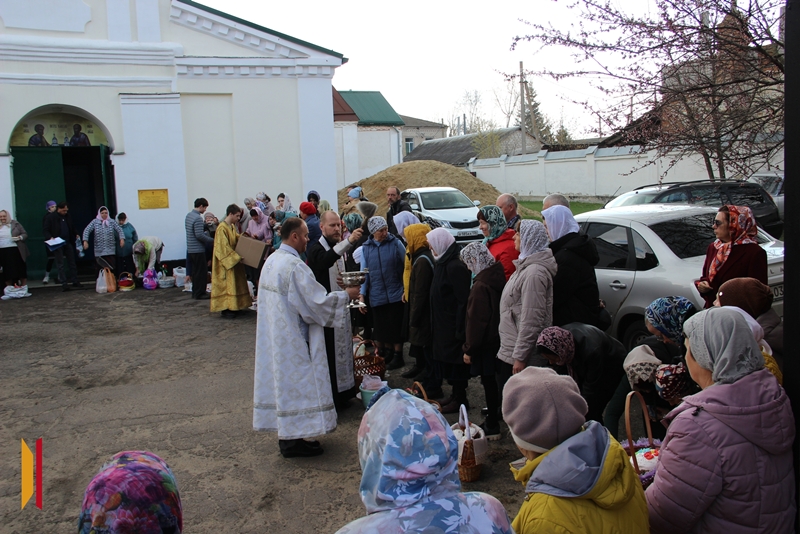 В Великую Субботу в храме святых апостолов Петра и Павла села Петропавловка совершена Литургия и освящена Пасхальная трапеза