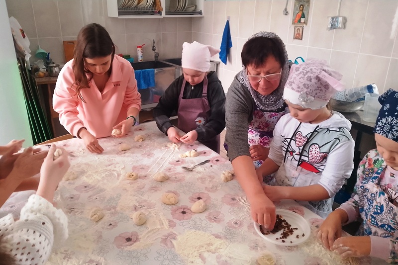 В Духовно-просветительском центре Тихона Задонского города Острогожска прошел мастер-класс по изготовлению жаворонков