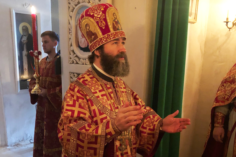 Архипастырь совершил  праздничную Божественную литургию в Александро-Невском пещерном храме Воскресенского монастыря