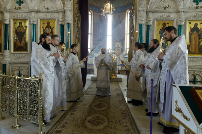 В Великую Субботу Правящий Архиерей совершил Литургию в Свято-Ильинском кафедральном соборе города Россоши