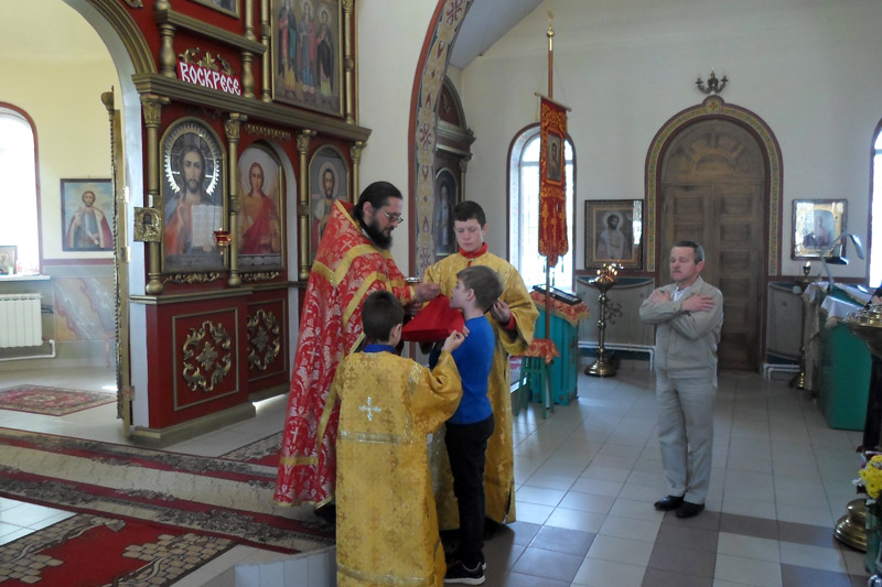 "Радоватися мироносицам повелел еси..."