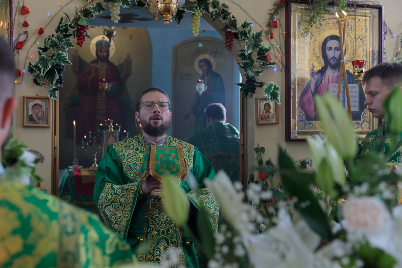 В праздник Святой Троицы Преосвященнейший епископ Дионисий совершил Литургию в Свято-Троицком храме города Россоши