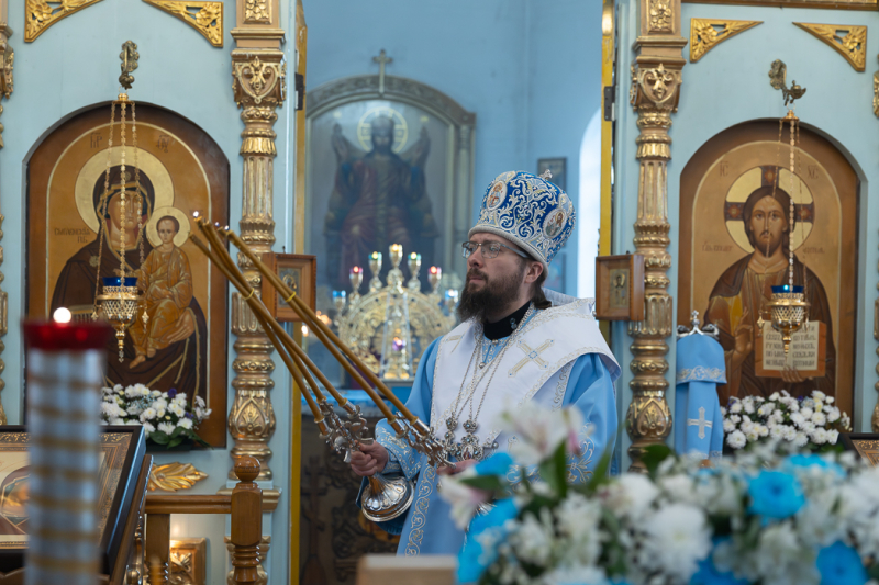 В праздник Казанской иконы Божией Матери Преосвященнейший епископ Дионисий совершил Литургию в Казанском храме пгт. Каменка