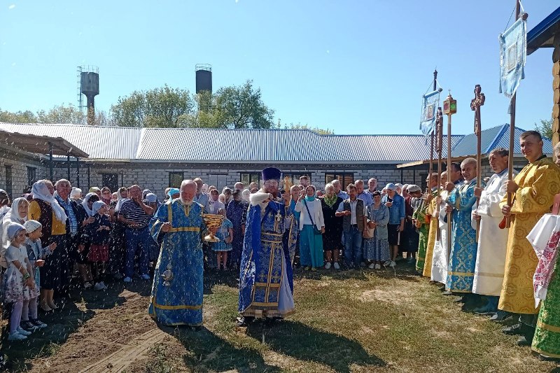 В праздник Успения Пресвятой Богородицы в двух храмах Богучарского благочиния молитвенно отметили престольное торжество