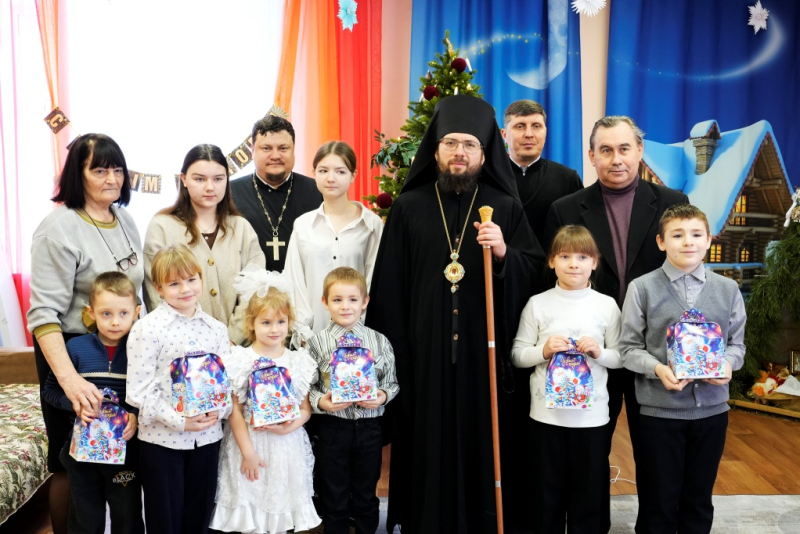 Глава Россошанской епархии поздравил воспитанников социально-реабилитационного центра «Родничок» с Рождеством Христовым
