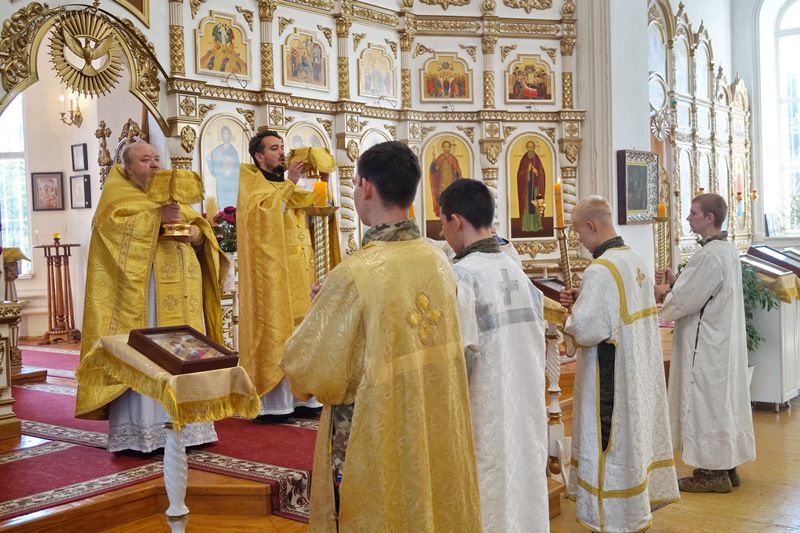 Праздничное богослужение в Свято-Митрофановском храме села Верхний Мамон