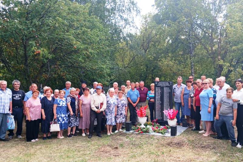 В хуторе Дубинин (Касьянов) Краснолипьевского сельского поселения Репьевского района увековечили имена 87 уроженцев хутора.