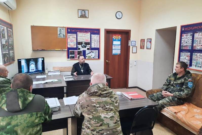 В Богучарском благочинии священник посетил пожарную часть в селе Писаревка