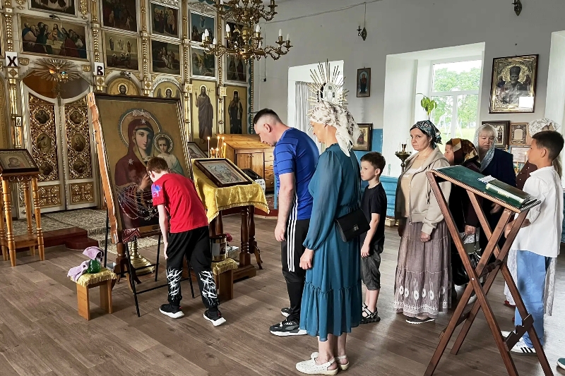 У иконы Божией Матери «Оршанская» в храме села Покровка совершено молебное пение