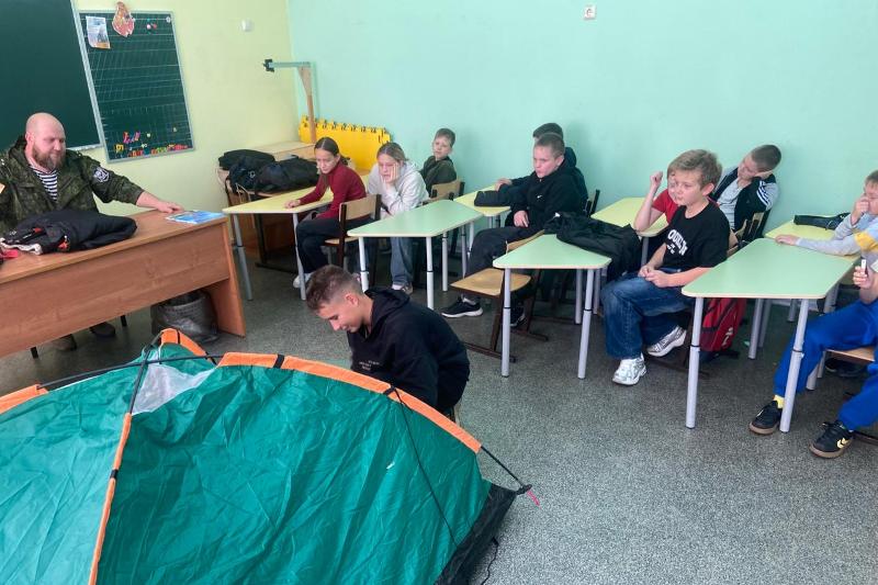 В школе выживания, действующей при воскресной школе «Добро» г. Россошь, прошло занятие по выбору туристической палатки