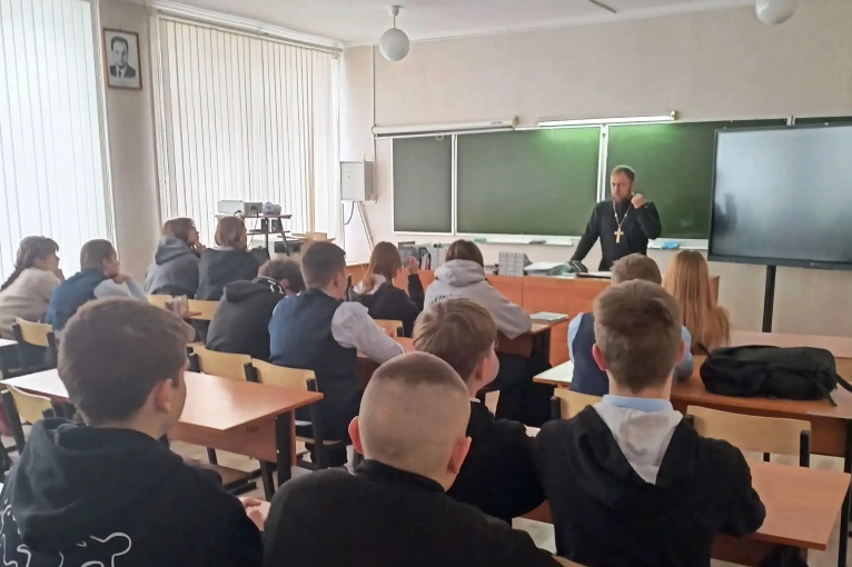 В Павловском благочинии настоятель Михайло-Архангельского храма села Воронцовка посетил МКОУ Воронцовская СОШ