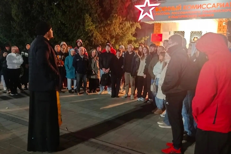 Священнослужитель благословил Россошанских призывников перед началом воинской службы