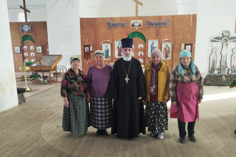 В храме Преображения Господня села Заброды Калачеевского района поздравили педагогов из числа прихожан храма с Днем учителя