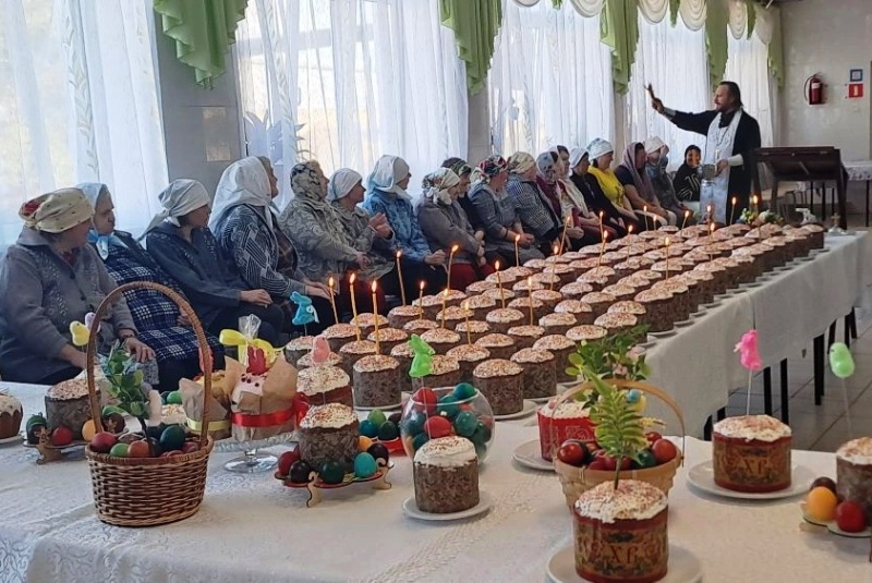 Иерей Игорь Подопригорин освятил пасхальную снедь в социальных учреждениях Воробьевского района