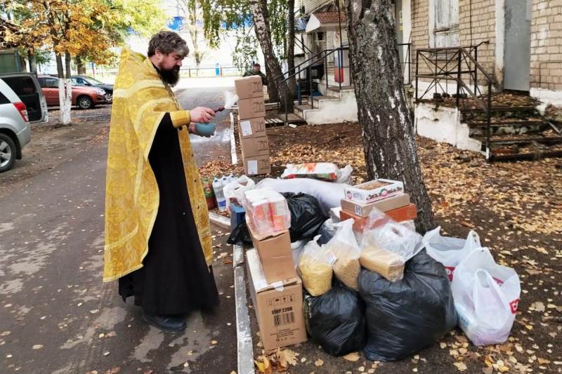 Благочинный Калачеевского церковного округа освятил очередной гуманитарный груз перед отправкой в зону проведения специальной военной операции