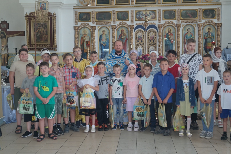 Благочинный Богучарского церковного округа совершил молебны на начало нового учебного года и подвел итоги благотворительной акции «Собери ребенка в школу»