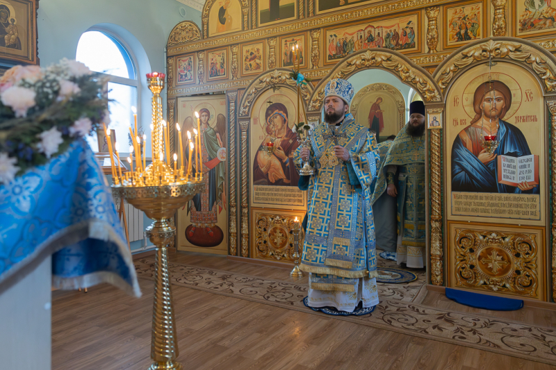 Епископ Дионисий совершил Божественную литургию в Свято-Введенском храме поселка городского типа Ольховатка