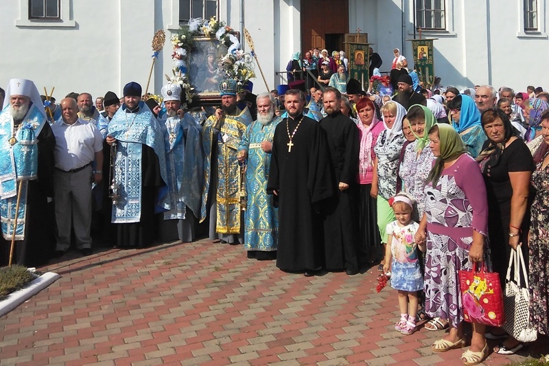 Иерей Николай Холодченко сослужил митрополиту Овручскому и Коростенскому Виссариону за богослужением