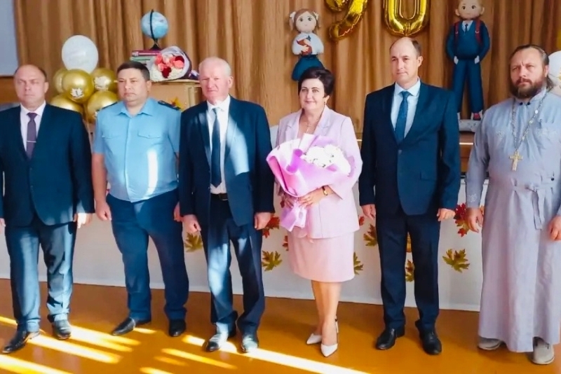 Настоятель храма Архистратига Божия Михаила села Воробьевка иерей Игорь Подопригорин поздравил учащихся и коллектив МКОУ «Воробьевская СОШ» с 90-летним юбилеем школы