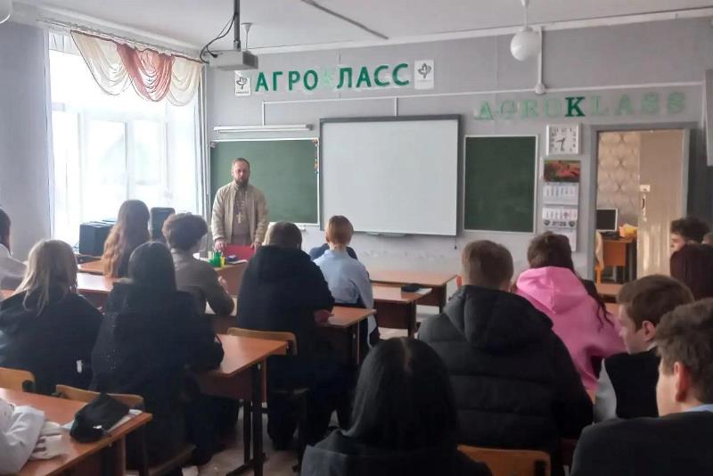 Духовно‑культурная встреча: настоятель Михайло‑Архангельского храма села Воронцовка посетил учеников сельской школы 