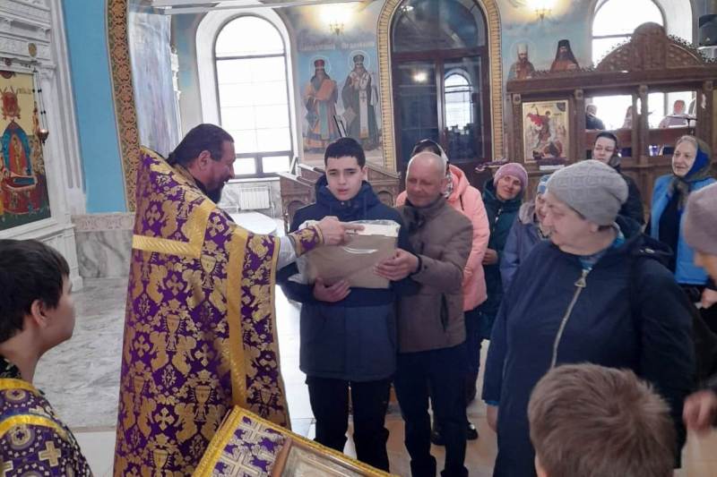 В храме Успения Пресвятой Богородицы г. Калач помогли мальчику с проблемами зрения
