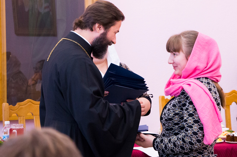Епископ Россошанский и Острогожский Андрей поздравил супруг священнослужителей с Днём Матери