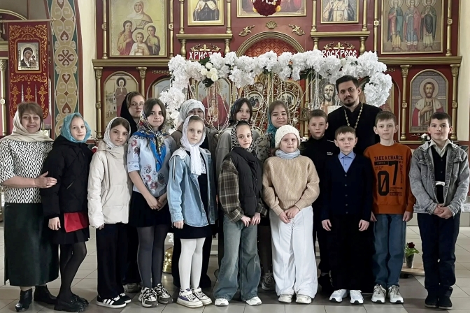 Воспитанники Митрофановской школы поздравили прихожан со Светлым Христовым Воскресением