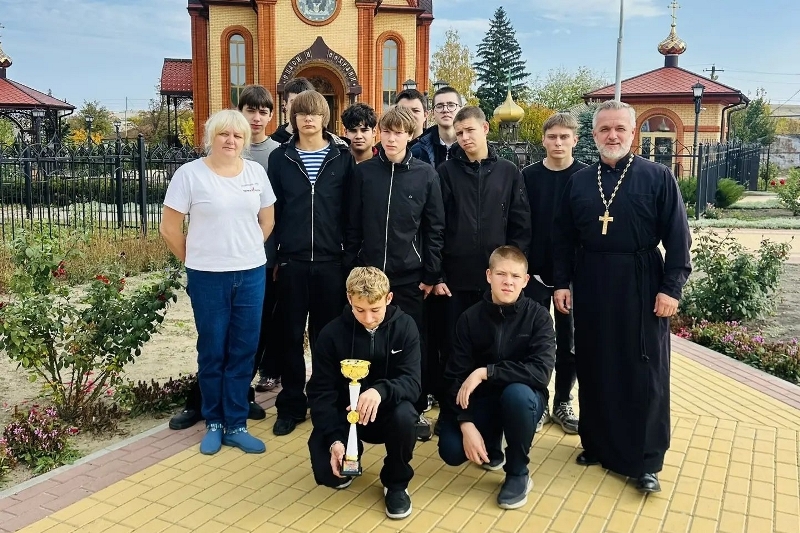 Ученики Новокалитвенской школы поздравили настоятеля Троицкого храма с Днем отца