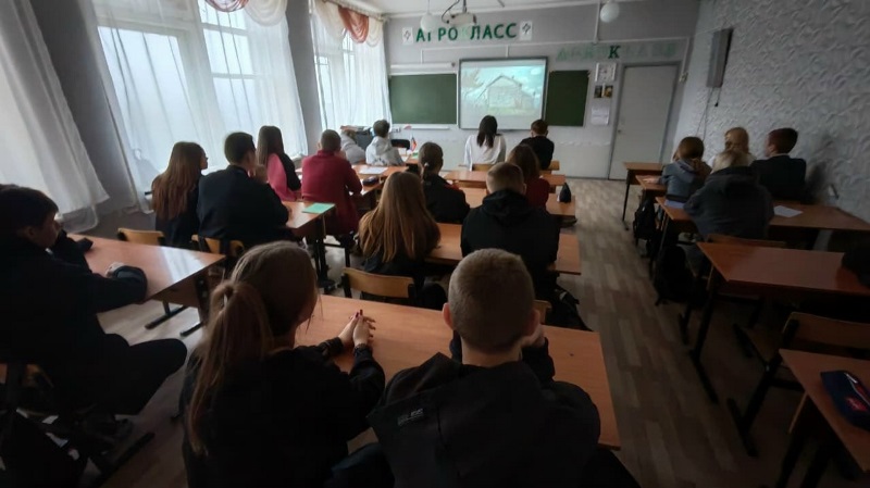 В Павловском благочинии священнослужитель на уроке «Разговоры о важном» провел беседу со старшеклассниками в Воронцовской СОШ