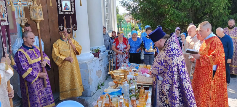 Праздник происхождения (изнесения) Честных Древ Животворящего Креста Господня в Михайло-Архангельском храме г.Острогожска