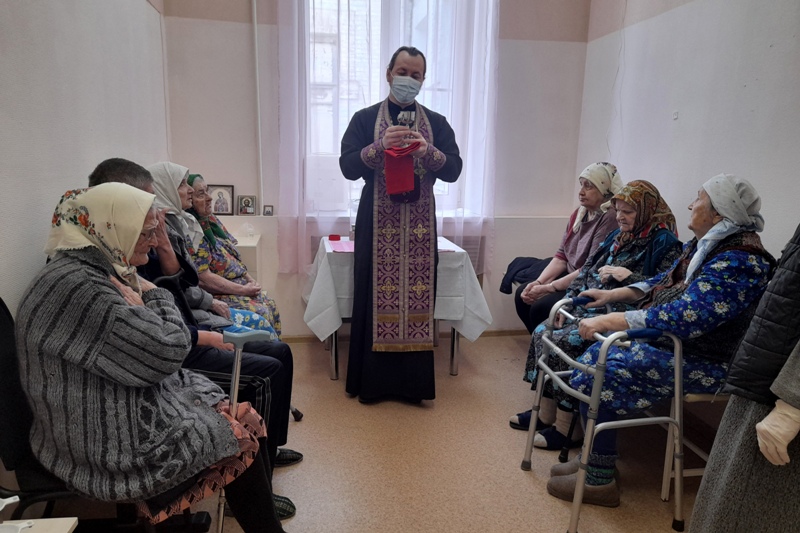 Настоятель Покровского храма иерей Виталий Макаров посетил  «Павловский дом-интернат для престарелых и инвалидов»