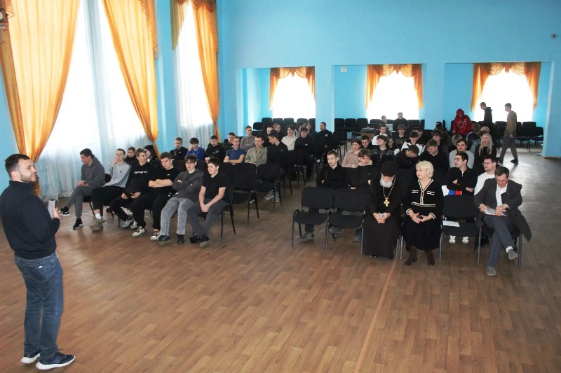 В Калачеевском техникуме прошла просветительская встреча на тему «Счастье и удовольствие: как химические вещества ломают психику и мозг»