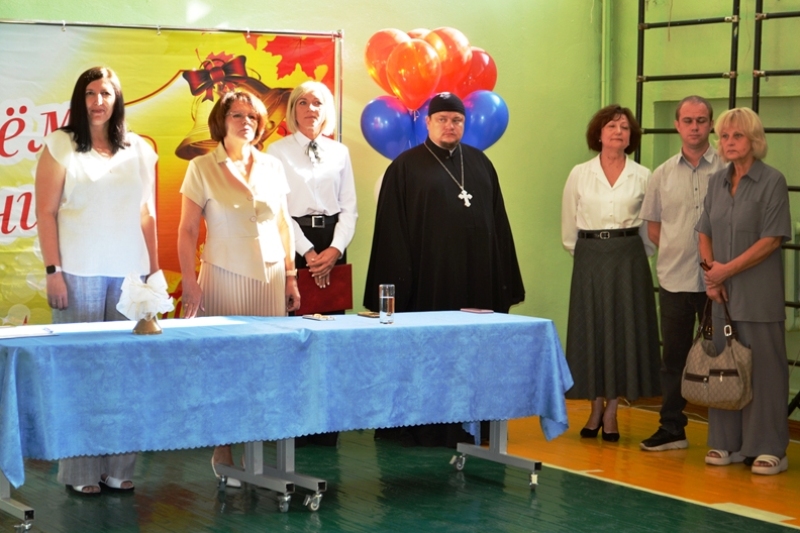 Духовенство Павловского благочиния приняло участие в торжественных линейках, посвященных Дню знаний