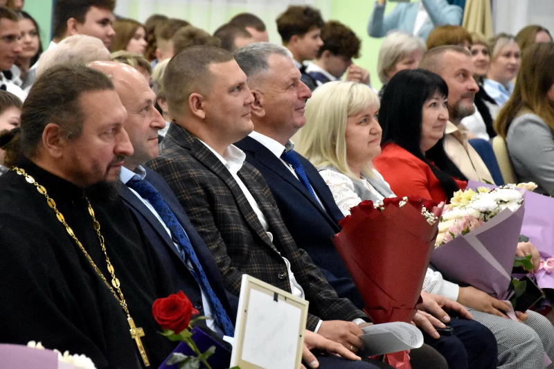 Прощальный вальс и добрые напутствия: в СОШ № 6 имени М.П. Краснолуцкого прозвенел «последний звонок»