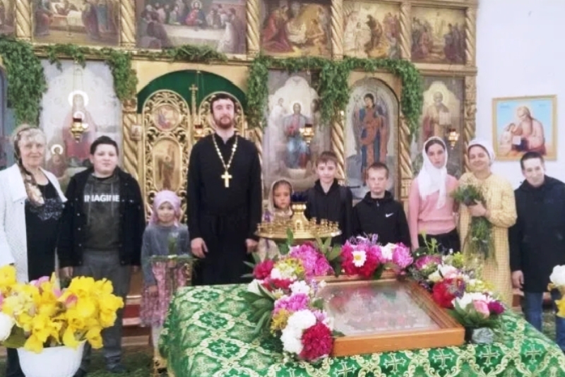 В преддверии Международного дня защиты детей клирик Острогожского благочиния побеседовал со школьниками о традиционных семейных ценностях