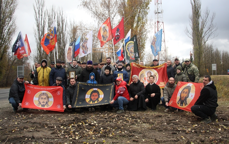 Братский молебен у поклонного креста