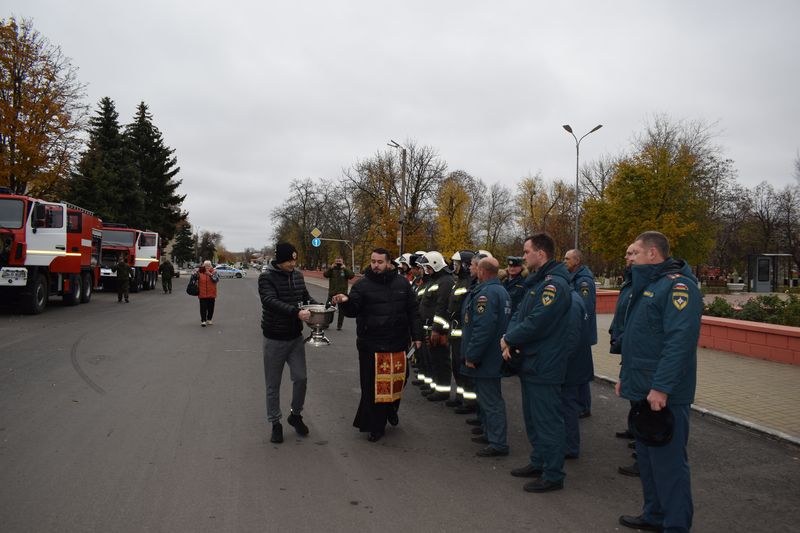 Священник в Богучарском благочинии освятил пожарные машины