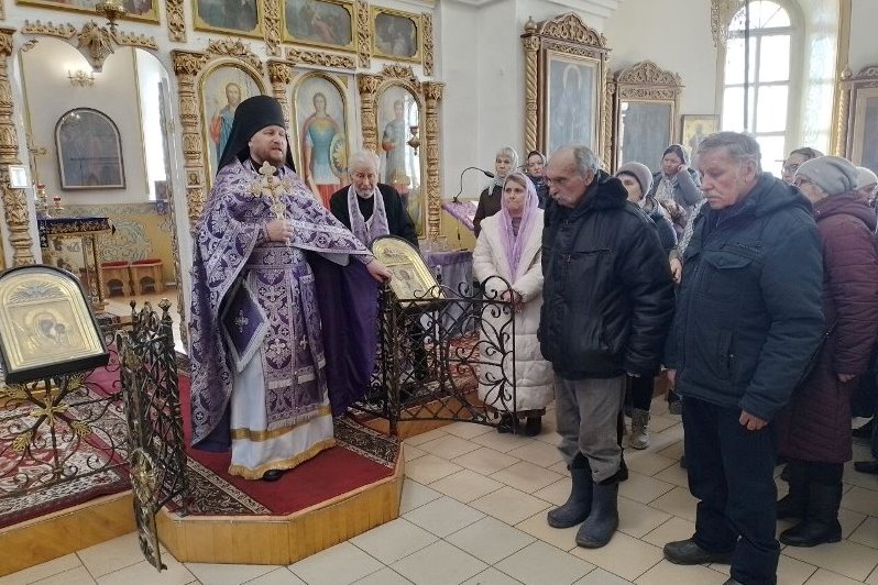 В храме св. мч. Иоанна Воина города Богучар началась благотворительная акция «Пасхальная радость — детям»