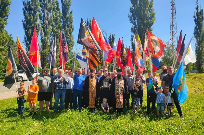  У поклонного креста в поселке Каменка состоялся традиционный братский молебен с акафистом