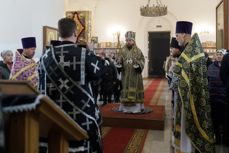 В среду четвертой седмицы Великого поста Преосвященнейший епископ Дионисий совершил Литургию Преждеосвященных Даров в храме Богоявления Господня села Сухой Донец