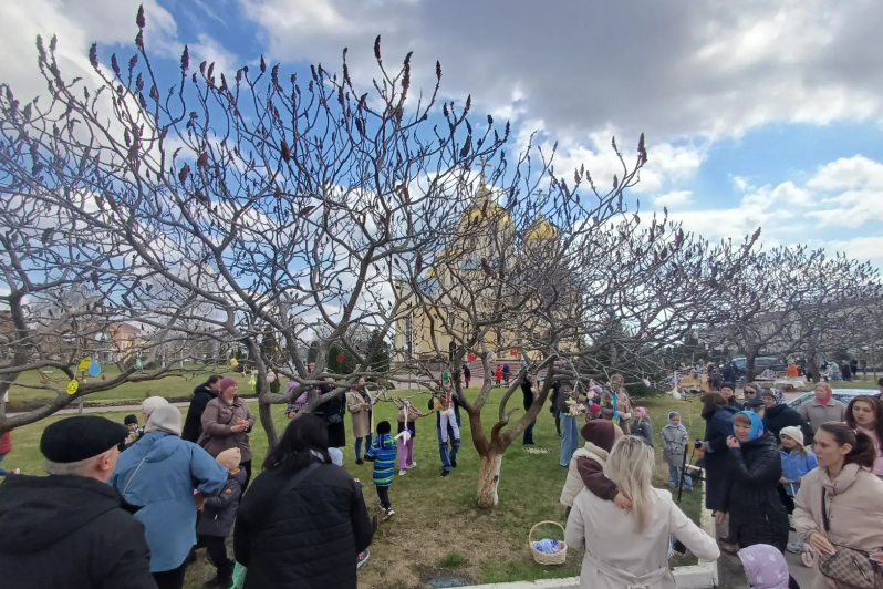 В преддверии праздника Пасхи воспитанники детского сада № 23 города Россоши украсили деревья Свято-Ильинского кафедрального собора