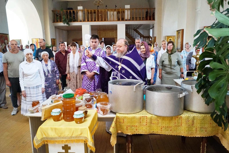 В храмах Богучарского благочиния совершили богослужения и освятили мед нового урожая