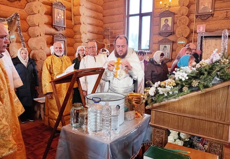 В селе Верхний Мамон прихожане Успенского храма молитвенно отметили праздник Крещения Господня
