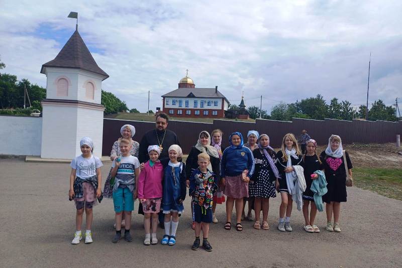 Воспитанники воскресной школы при храме апостолов Петра и Павла с. Петропавловка совершили паломническую поездку