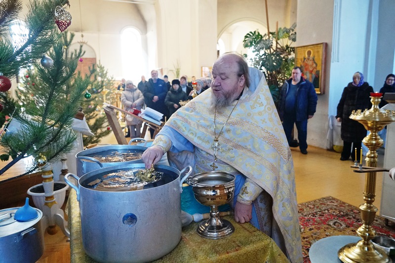 В Крещенский сочельник на сельских приходах Верхнемамонского района был совершен чин Великого освящения воды