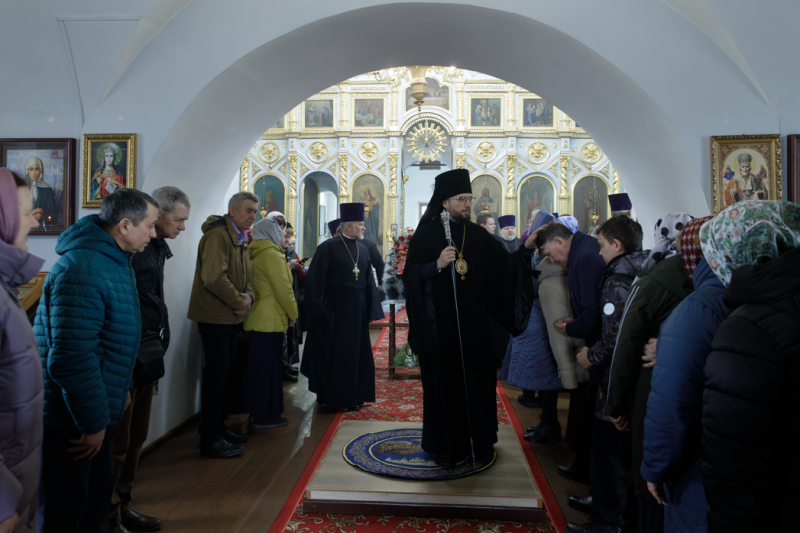 В пятницу пятой седмицы Великого поста Глава Россошанской епархии совершил Литургию Преждеосвященных Даров в храме святителя Николая Чудотворца села Колбино